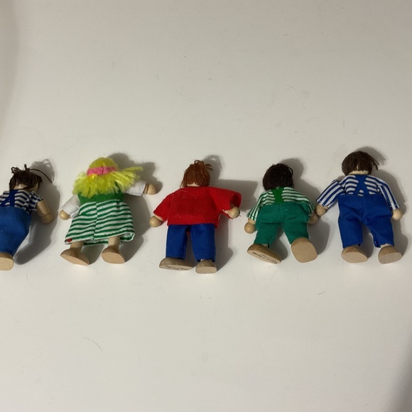 MELISSA & DOUG Dollhouse Dolls Wooden Family Set 5 Miniature Bendable - Picture 4 of 5